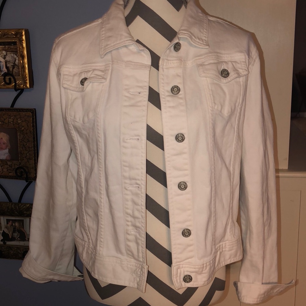 Ladies Medium Gap white Denim jacket super cute